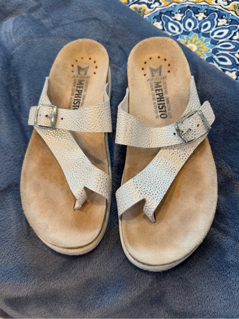 Mephisto Iridescent Textured Leather Toe-Loop Sandals - Silver